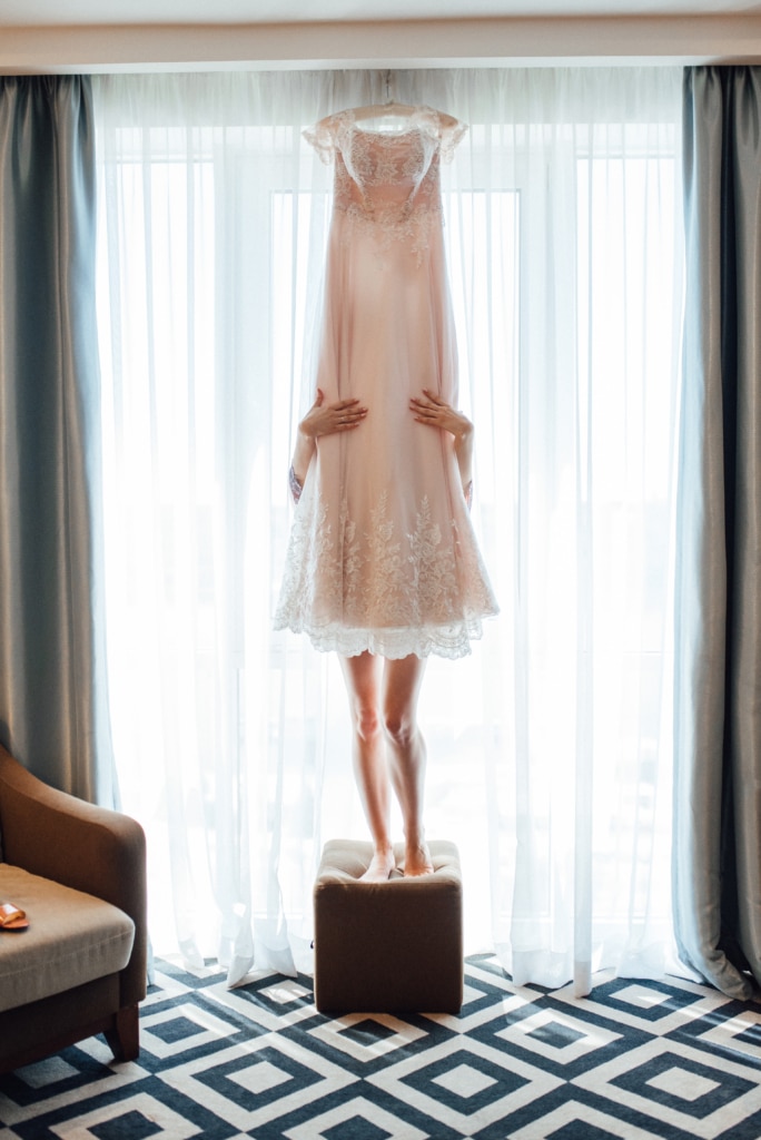 Mariée cachée derrière sa robe blanche